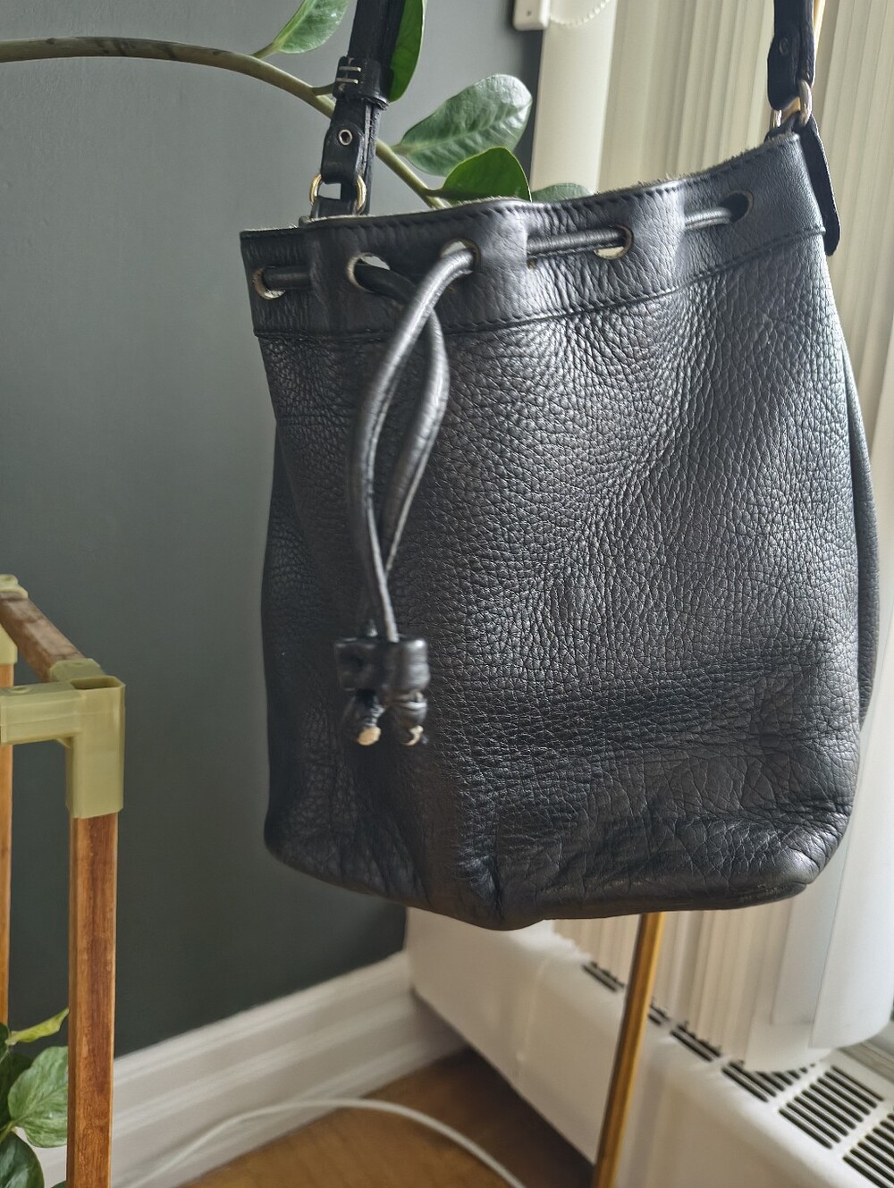✨Vintage✨ Roots Black Pebled Leather Drawstring Bucket Bag - Made In Canada.